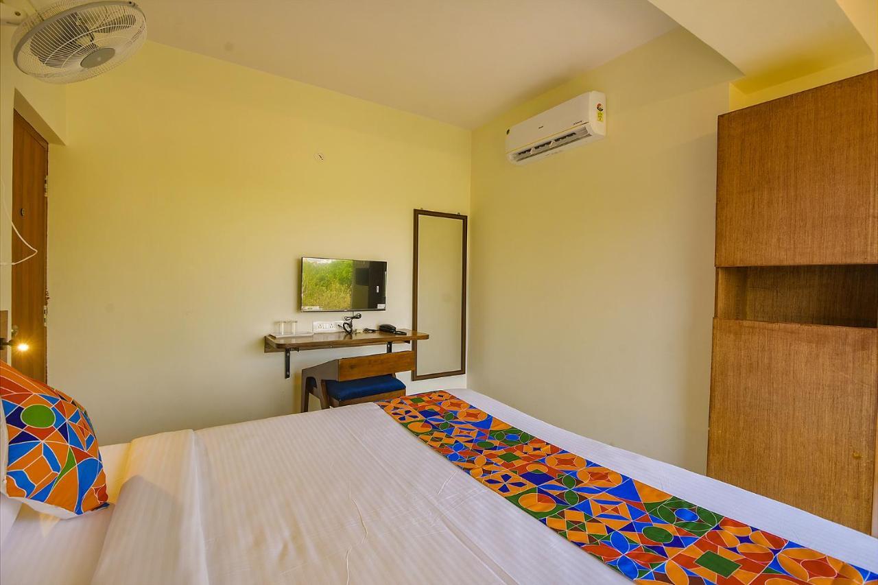 FabHotel GR Lake View Bangalore Exterior foto